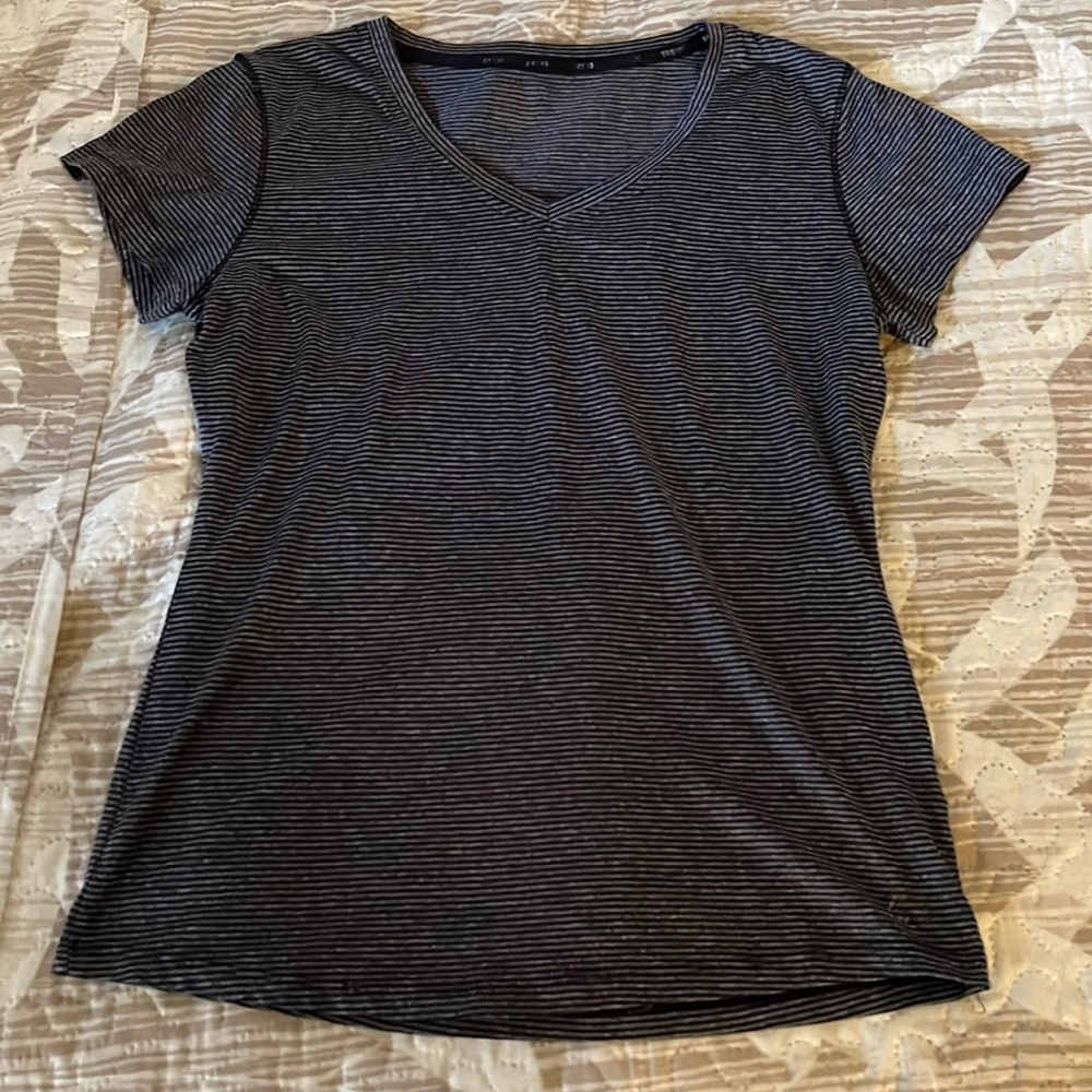 Women tops, size small, color gray and black. Good condition.